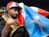 Mamdani festeja com o campeão dos Knicks, Jose Alvarado, no carro alegórico do Puerto Rican Day Parade em Nova York