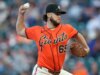 O arremessador do San Francisco Giants escreve um versículo bíblico no chapéu, desafiando a Noite do Orgulho