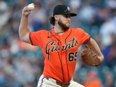O arremessador do San Francisco Giants escreve um versículo bíblico no chapéu, desafiando a Noite do Orgulho