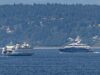 O tremendous iate de Zuckerberg sai de Seattle para o norte, diminuindo as balsas ao longo do caminho