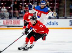 Maple Leafs leva os defensores Alexander Bilecki e Ethan MacKenzie no draft