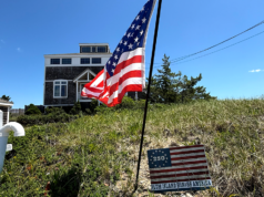 Proprietários de casas em Massachusetts ficam surpresos depois que a cidade avisa que as bandeiras de 4 de julho ameaçam pássaros ameaçados de extinção