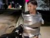 O cavaleiro das trevas de Jalisco: o ‘Batman’ do México caça ladrões de motocicletas e os deixa colados em postes de luz