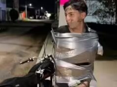 O cavaleiro das trevas de Jalisco: o ‘Batman’ do México caça ladrões de motocicletas e os deixa colados em postes de luz
