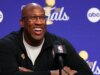 Mike Brown usa a camisa ’10 Weeks’ no desfile do campeonato dos Knicks após a piada de abstinência de James Dolan