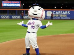 Repórter do Mets disseca a temporada miserável do time enquanto Pleasure Evening Mr. Met dança atrás dele