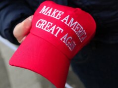 Estudante de Chicago diz que queima de cruz no parque da cidade foi um protesto anti-Trump MAGA, não racismo