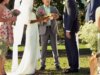 Parabéns a este oficial de casamento por manter a cerimônia depois que o padrinho desmaiou