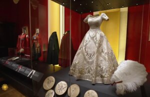 Uma exposição digna de uma rainha: A moda de Elizabeth II