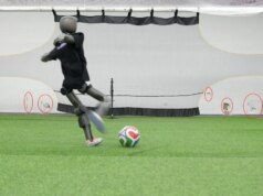 Jogador de futebol robô amassa parede com chutes aterrorizantes