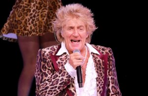 Rod Stewart recorre ao tanque de oxigênio no meio do present depois de quase desmaiar no palco