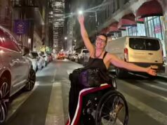 Ativista dos direitos dos deficientes teve seu embarque negado em um voo em Nova York enquanto viajava sozinho em uma cadeira de rodas