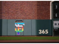 Emocional locutor da MLB tem um ataque de arremessadores usando versículos bíblicos em chapéus durante a Noite do Orgulho