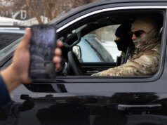 Agentes federais supostamente rastrearam um pai anti-ICE em um lodge de Nova York. Não está claro como