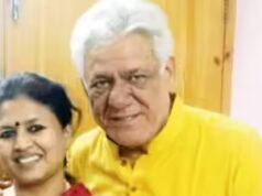 Seema relembra o caso de Om Puri durante a gravidez, perdendo seu bebê