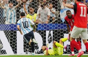 Messi faz história na pontuação com dois gols para garantir a classificação da Argentina
