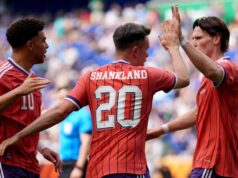 Clarke elogia ‘problemas fantásticos’ com escolhas iniciais
