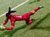 Arte de futebol feita com embalagens de chiclete