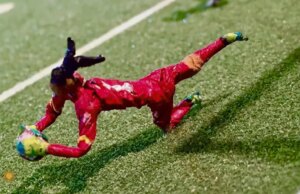 Arte de futebol feita com embalagens de chiclete