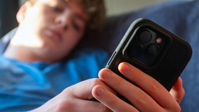teenager-using-cellphone.jpg