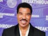 Lionel Richie ‘de coração partido’ adiará duas paradas da turnê em meio a problemas de saúde não especificados