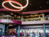 Enquanto a Paramount busca a aquisição da Warner Bros. por US$ 111 bilhões, David Ellison abandona sua rede de cinemas