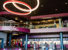 Enquanto a Paramount busca a aquisição da Warner Bros. por US$ 111 bilhões, David Ellison abandona sua rede de cinemas