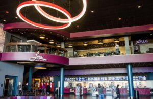 Enquanto a Paramount busca a aquisição da Warner Bros. por US$ 111 bilhões, David Ellison abandona sua rede de cinemas