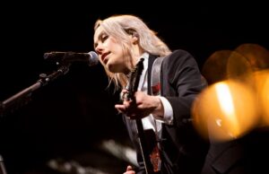 Telefones proibidos na turnê de Phoebe Bridgers, incluindo seus exhibits de Halloween no Intuit Dome