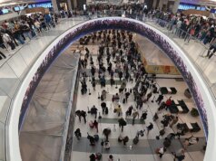 Passageiro supostamente embarca em voo com cartão de embarque falso, forçando o avião a voltar ao portão