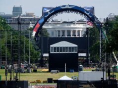 UFC Octagon Ladies ficam cobertas de vermelho, branco e azul antes do Freedom 250 na Casa Branca