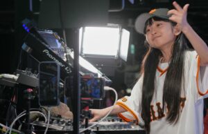 O DJ japonês Rinoka segue a batida como uma criança prodígio artista techno