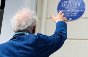 Laurence Olivier homenageado com uma placa na casa de sua infância em Londres