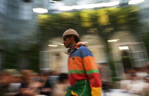 Lewis Hamilton e Colman Domingo lideram a primeira fila repleta de estrelas no desfile de Ralph Lauren em Milão