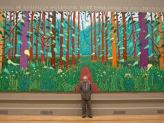 David Hockney, artista conhecido por suas cenas na piscina, morreu aos 88 anos