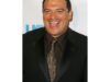 O comediante Carlos Mencia se declara inocente de 12 acusações criminais de falta de pagamento de impostos