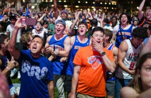 A febre dos Knicks está colidindo com a agitação da Copa do Mundo, e os bares de futebol de Nova York estão tentando conciliar os dois