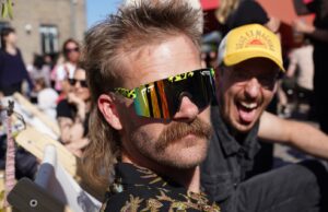 Uma multidão barulhenta em Copenhague aplaude o Campeonato Dinamarquês de Mullet de 2026