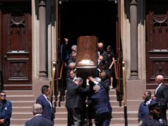 Clive Davis homenageado em funeral que atrai Keys, Springsteen, Warwick e mais