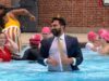 Terno, gravata e um toque especial: o prefeito de Nova York, Zohran Mamdani, revive a tradição da piscina com trajes formais completos – vídeo