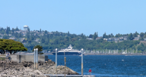 O iate de Zuckerberg sai de Lake Union, em Seattle, ancora em Elliott Bay