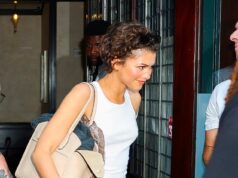 Zendaya fica sem sutiã e com blusa minúscula em Nova York antes do casamento da amiga Taylor Swift