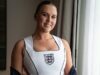 Kate Kane posa com ‘espartilho’ personalizado da Inglaterra antes da partida dos Três Leões no México – enquanto WAGs e fãs se amontoam nas arquibancadas