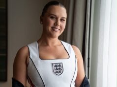 Kate Kane posa com ‘espartilho’ personalizado da Inglaterra antes da partida dos Três Leões no México – enquanto WAGs e fãs se amontoam nas arquibancadas