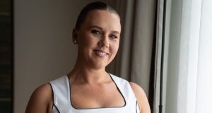 Kate Kane posa com ‘espartilho’ personalizado da Inglaterra antes da partida dos Três Leões no México – enquanto WAGs e fãs se amontoam nas arquibancadas
