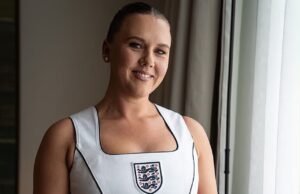 Kate Kane posa com ‘espartilho’ personalizado da Inglaterra antes da partida dos Três Leões no México – enquanto WAGs e fãs se amontoam nas arquibancadas