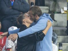 Harry Kane comemora seu gol da vitória com um beijo doce da esposa Kate enquanto os WAGs da Inglaterra embalam no PDA com seus heróis dos Três Leões após o triunfo na Copa do Mundo contra o México