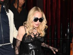 Madonna, 67 anos, usa um espartilho de couro e meia arrastão enquanto festeja com o toyboy Akeem Morris, 30, seu filho Rocco Ritchie e sua filha Lourdes Leon em uma noite repleta de estrelas em Londres