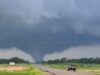 Twister ‘monstruoso’ destrói casa de fazenda centenária de tijolos no oeste de Manitoba