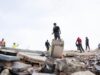 As consequências dos terremotos na Venezuela tornam-se políticas enquanto o líder da oposição busca o retorno